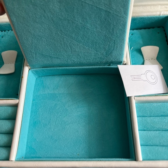 New With Flaw Origami Owl Locking Jewelry Storage Case White Leather Blue Inside - Picture 3 of 6